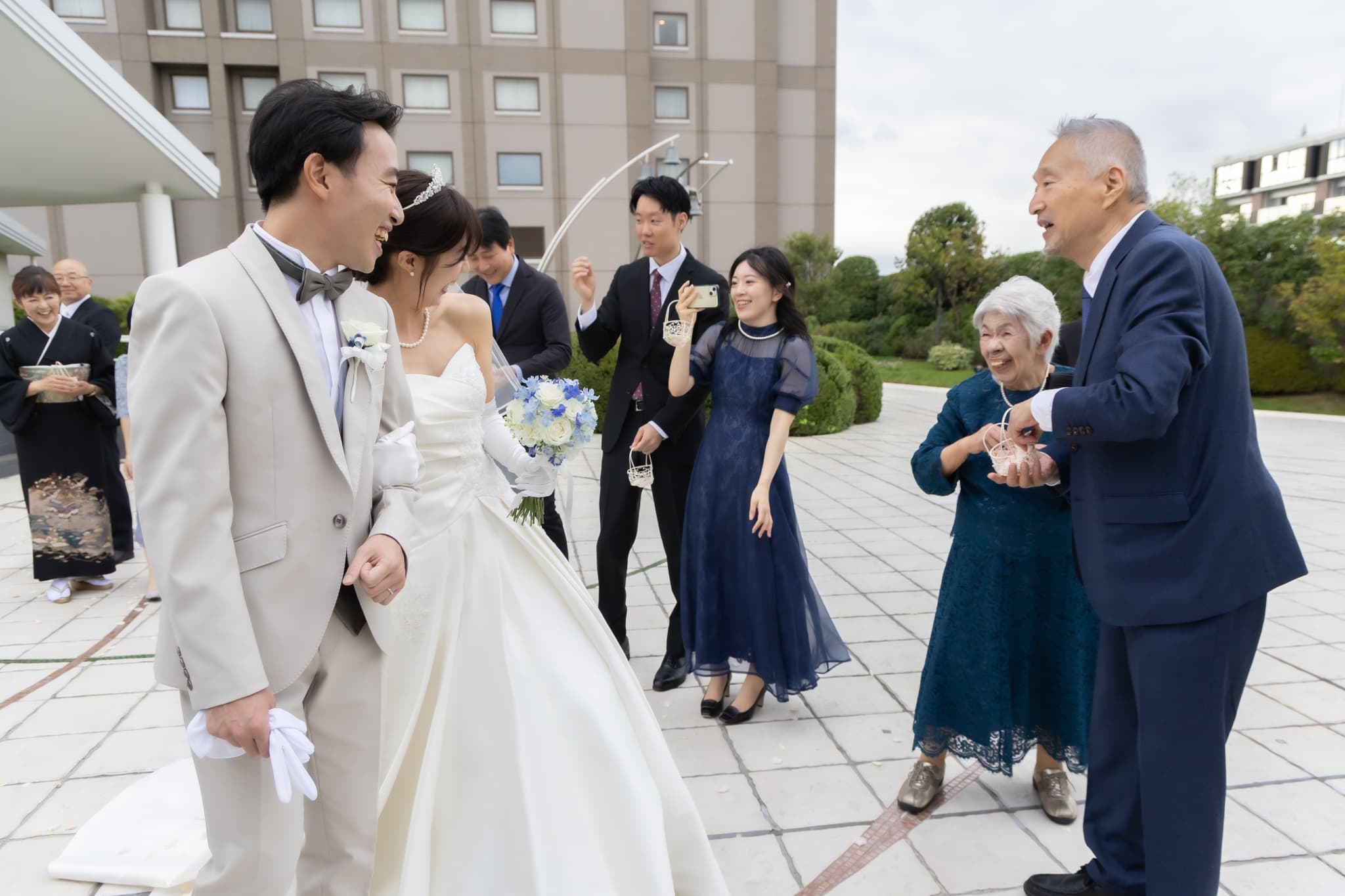 祝福の中で歩き出す、おふたりの新しい一歩